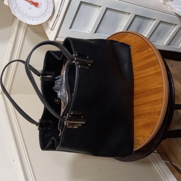 C black faux leather  shoulder bag - Picture 3 of 9